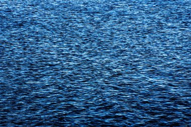 Okyanus dalgası arka planı, karışık nehir suyu akışı. Göl suyunda dalgalanmalar.