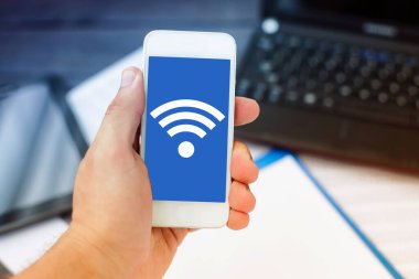 Wi-fi ikonu olan akıllı telefonu tutan eller. Merkez ofis geçmişi. 