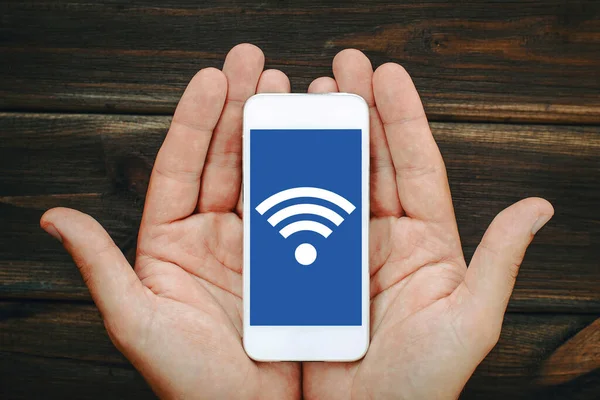 Wi-fi ikonu olan akıllı telefonu tutan eller. Merkez ofis geçmişi. 