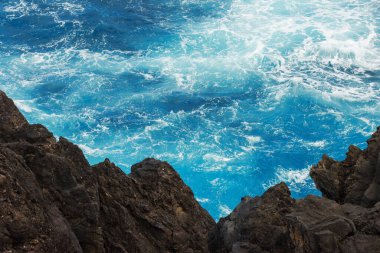 Dağlardaki deniz manzarası