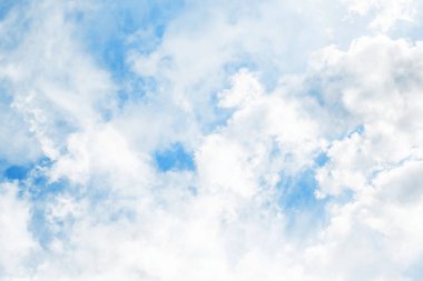 Bulutlu mavi gökyüzü