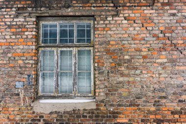 Tuğla duvar ahşap penceresi. Eski mimari. Terk edilmiş fabrika duvarı. Grunge tuğla duvar dokusu. Ahşap pencere çerçevesi. Beyaz kabuk soyucu bina tahrip edildi. Apartman penceresi.