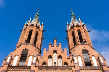 Biaystok şehrindeki Kutsal Bakire Meryem 'in Hükmü Katedral Bazilikası. Barok tarzı mimari. Cennet mavi bulutlu gökyüzü arkaplanı. Polonya 'daki kilise.
