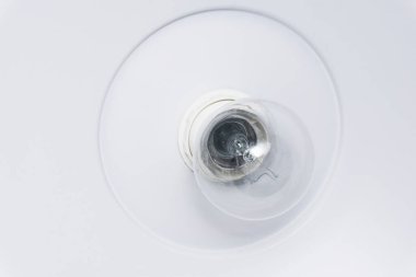 Tavan lambasını kapat. Parlak cam ampul. Hafif arkaplan. Yuvarlak şekilli lamba parlıyor. Boş kopya alanı ev aydınlatma arkaplanı. Beyaz metal lamba.