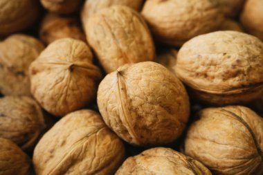 Ceviz arkaplan. Doğal ceviz dokusu. Kabuklu fındıklar. Yığılmış ceviz deseni