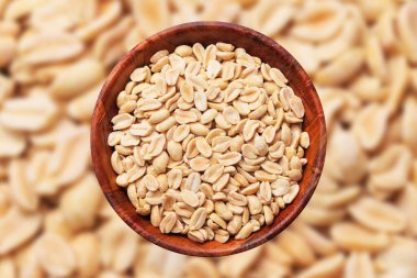 Tahta kasedeki fıstıklar izole edilmiş. Kabuklu ceviz dokusu yok. Soyulmuş fıstık arka planı.