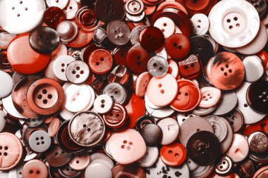 Arka planda düğme dikiyorum. Kırmızı renk dikiş dokusu. Terzi çalışma düzeni.