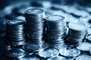 Birikmiş paralar arka planda. Para tasarruf dokusu. Yığınla nakit para kar kalıbı. Büyüyen kazanç tasarımı. Polonya zloti para birimi.