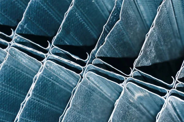 Alçıpanlı metal profiller. Alçı taşı kurulum arkaplanı. Parlak metal yaprak dokusu. Yepyeni yapı parçaları seti. Duvarlar için metalik malzeme.