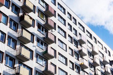 Modern apartman binası. Yeni bir evin ön cephesi..
