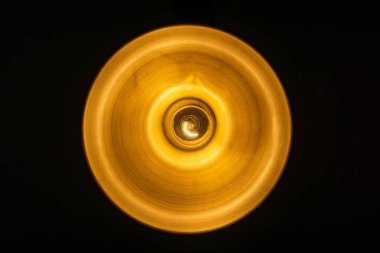 Güzel, sarmal bir lambanın yakın plan çekimi.