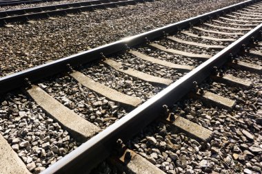 Yoldaki demiryolu rayları