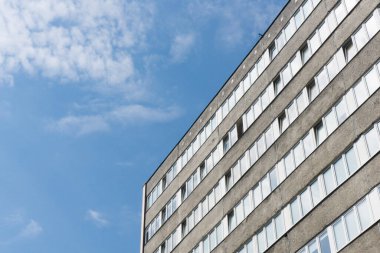 Mavi gökyüzü olan modern ofis binası