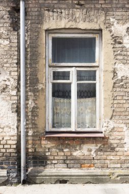 Pencereli ve tuğlalı bina