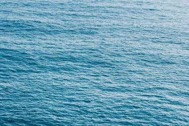 Dalgalı mavi su yüzeyi