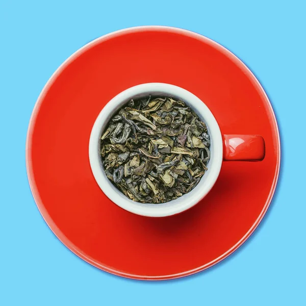 Tasse Thé Avec Des Feuilles Vertes Sur Fond Bleu — Photo