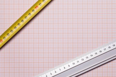 Ölçüm bandı masanın üzerinde