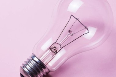 Beyaz arkaplanda ampul