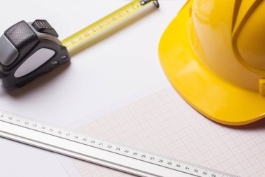 Beyaz arkaplanda inşaat başlığı ve araçları