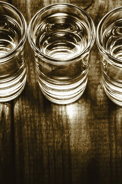 Bicchieri Vodka Bicchiere Vino Uno Sfondo Legno — Foto Stock