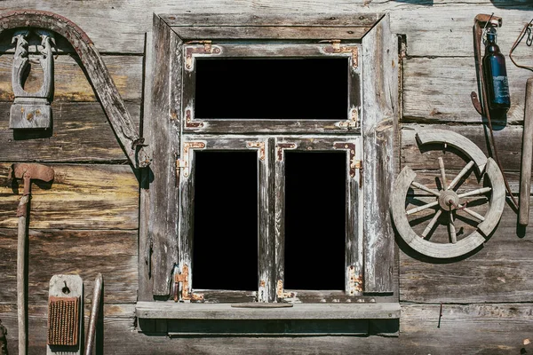 黑色和白色背景的旧木制窗户 — 图库照片