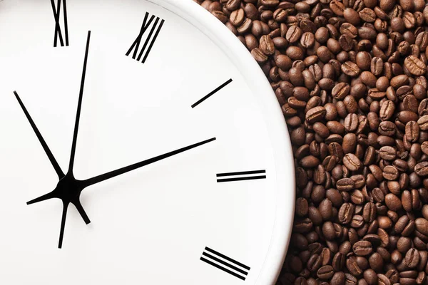 Часы Кофейными Зёрнами Белом Фоне — стоковое фото