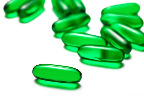 Groene Pillen Witte Achtergrond — Stockfoto
