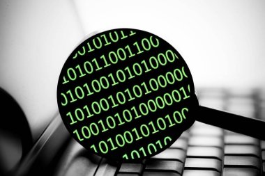 Bilgisayarı ve asma kilidi olan bir büyüteç.