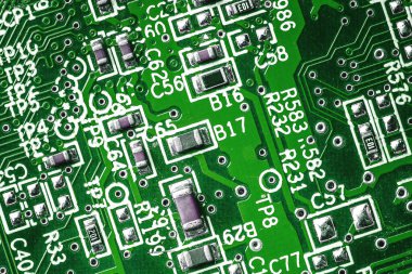 Yazdırılmış devre kartı olan yeşil bilgisayar çipi