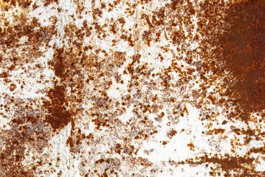 Çatlakları ve çizikleri olan paslı metal bir doku..