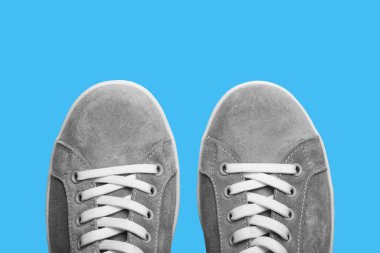 Gri arka planda bir çift spor ayakkabı