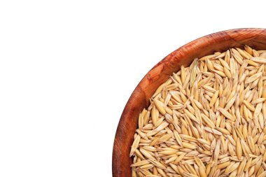 Tahta kasedeki pirinç beyaz arka planda izole edilmiş.