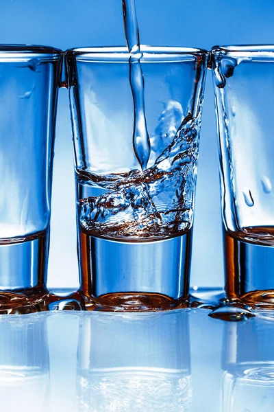 Egy Üveg Whisky Jégkockákkal Kék Alapon — Stock Fotó
