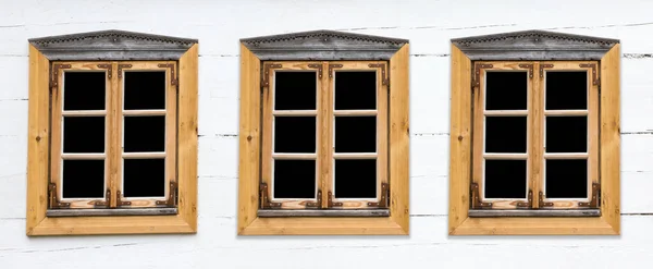 白色墙壁的旧木制窗户 — 图库照片