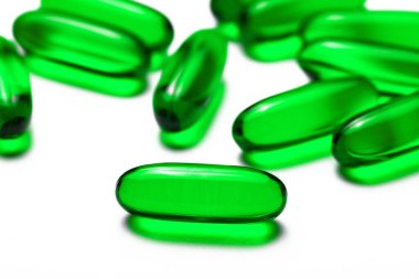 Beyaz arka planda yeşil haplar