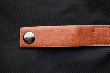 Siyah arka planda deri ceket