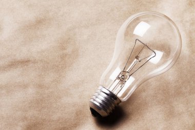 Beyaz arkaplanda ampul