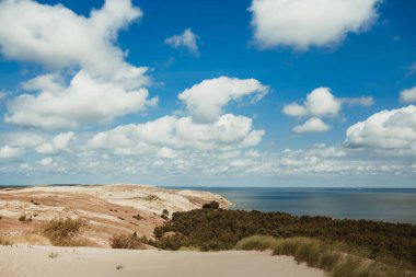 Deniz kıyısının güzel manzarası