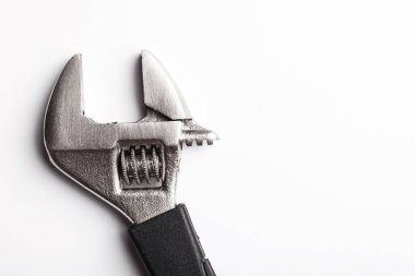 Beyaz arkaplanda anahtar ve tornavida