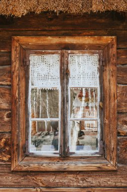 Beyaz duvarlı eski ahşap pencere.
