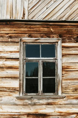 Beyaz duvarlı eski ahşap pencere.