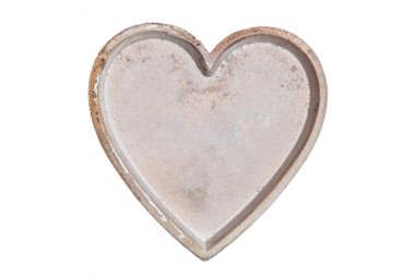 Beyaz zemin üzerinde kalp şeklinde metal plaka