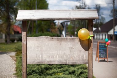 Parktaki boş ahşap bank.