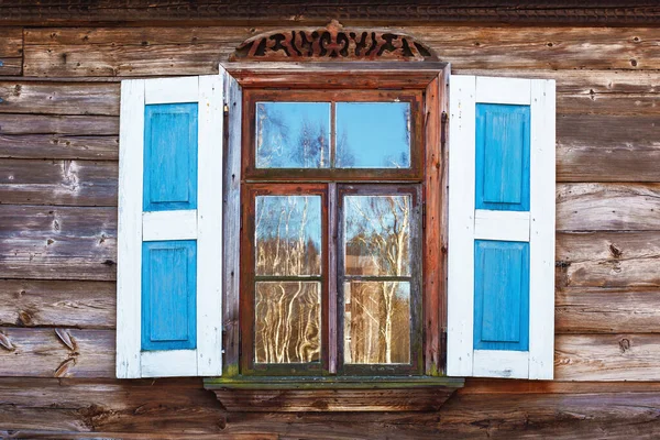 白色墙壁的旧木制窗户 — 图库照片