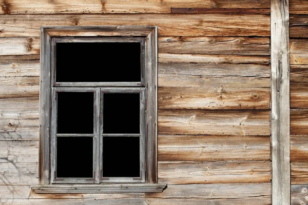 白色百叶窗的旧木制窗户 — 图库照片