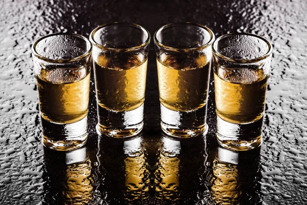 Primo Piano Bicchiere Whisky Con Cubetti Ghiaccio — Foto Stock