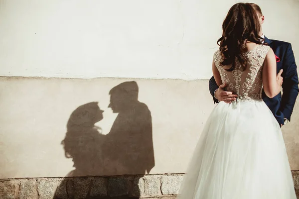Güzel gelin ve damat şehirde poz veriyor.