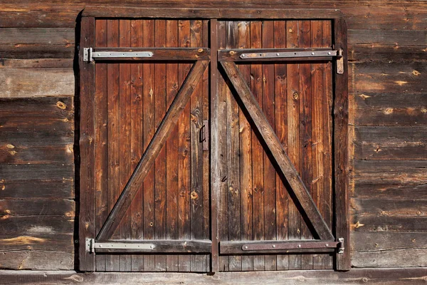 ハンドル付きの古い木製のドア ロイヤリティフリーのストック画像