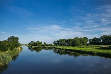 Nehir ve gölü olan güzel bir manzara.