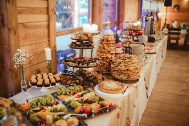 Noel masasında tatlı ve abur cubur